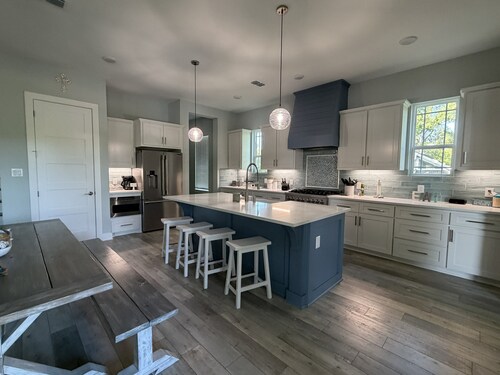 The Creekhouse: Waterfront Luxury on Caney Creek – Sleeps 11!