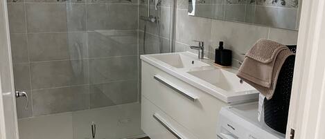 Dusche, Haartrockner, Toilettenpapier