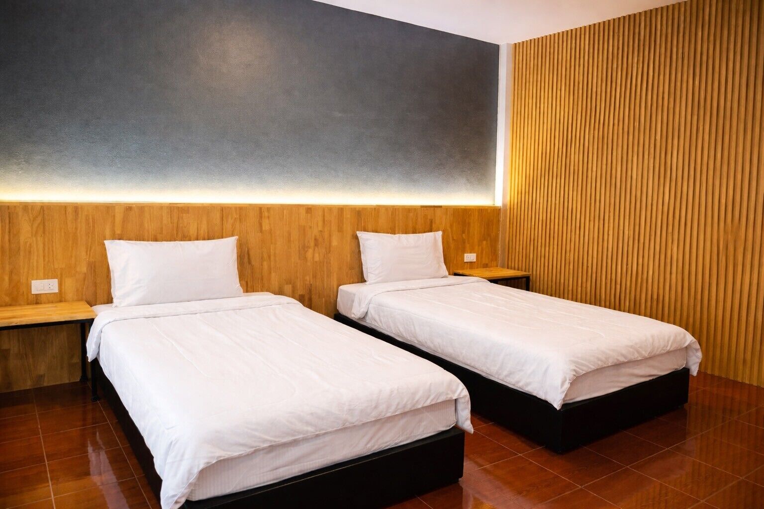 Habitació, diversos llits, servei de neteja, vistes a la ciutat | Escriptori, espai de treball apte per a portàtils i cortines opaques 