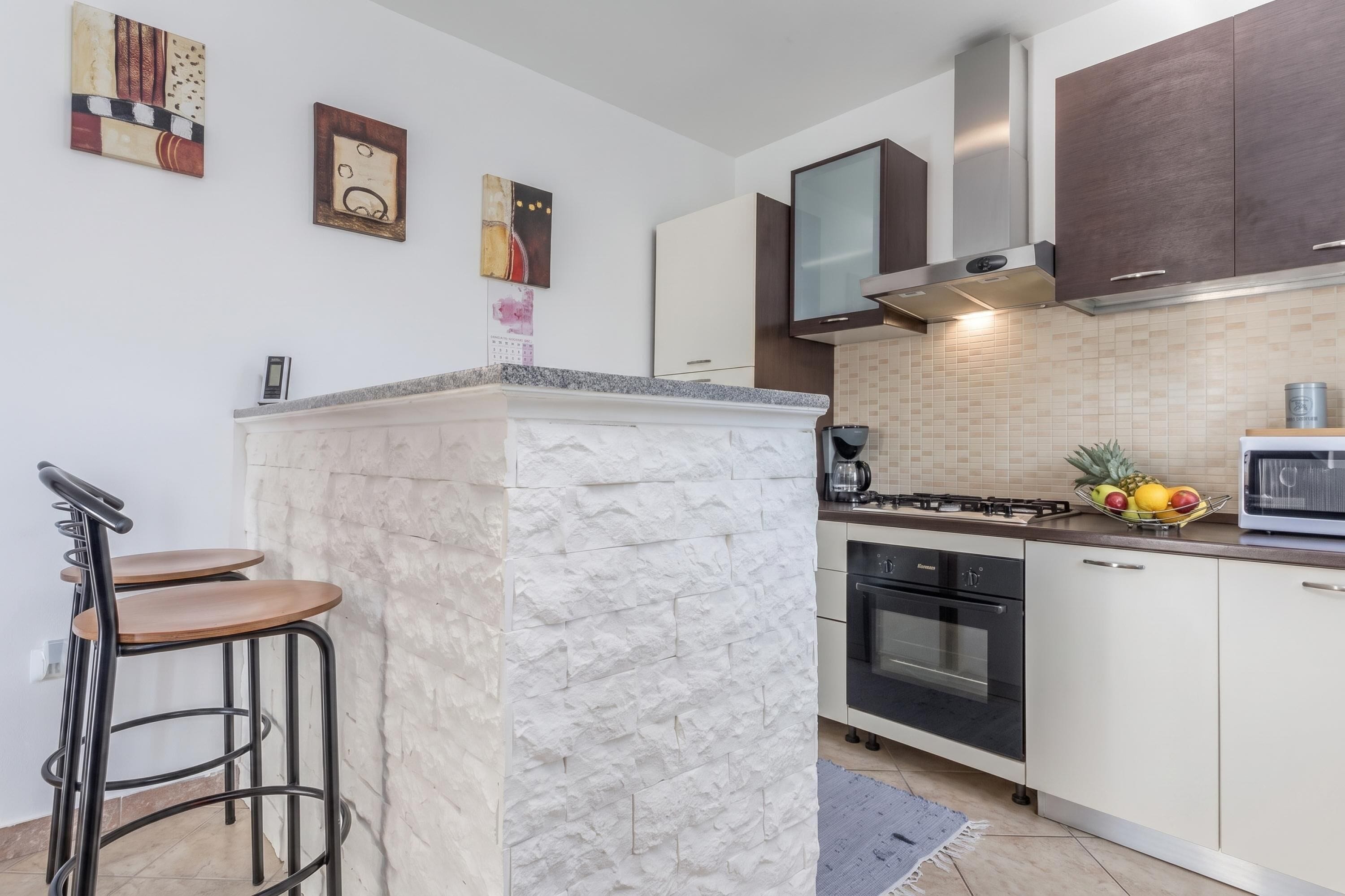 Standard-Haus, 4 Schlafzimmer, Mikrowelle (Istrian Villa Stella for 8: Pool &) | Eigene Küche