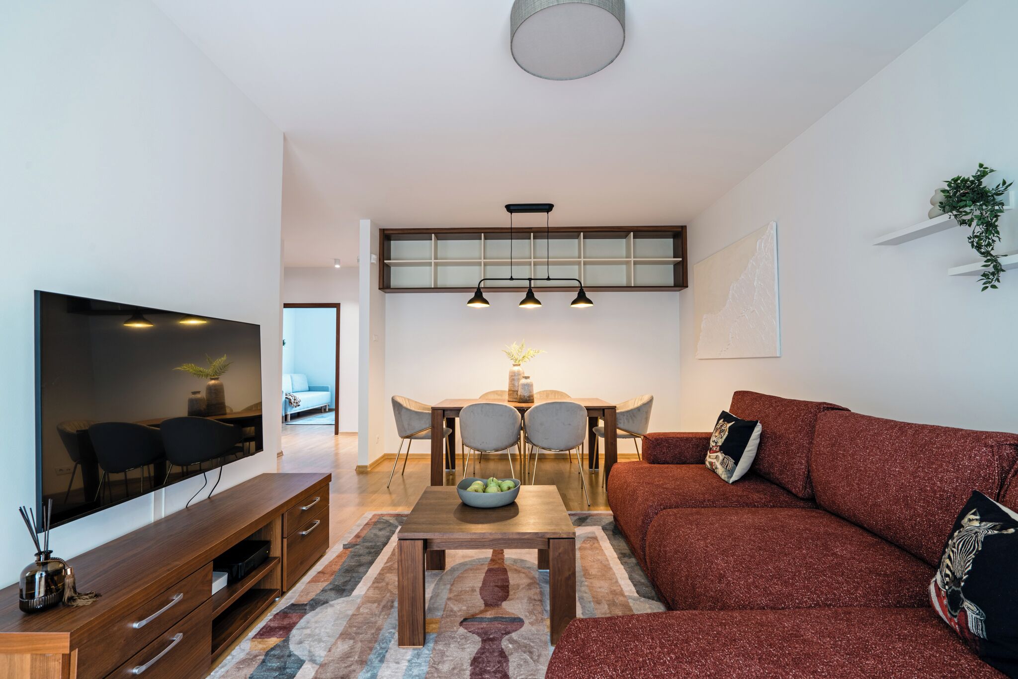 Apartamento familiar, 2 habitaciones, vistas al patio | Zona de estar | Smart TV de 40 pulgadas con canales por cable