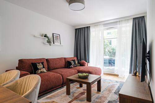 Apartamento familiar, 2 habitaciones, vistas al patio | Zona de estar | Smart TV de 40 pulgadas con canales por cable