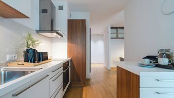 Familienapartment, 2 Schlafzimmer, Blick auf den Innenhof | Eigene Küche | Wasserkocher mit Kaffee-/Teezubehör, Wasserkocher, Toaster, Hochstuhl