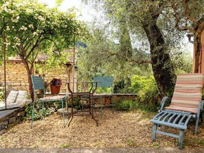 Outdoor dining - Nice apartment in villa for 3 guests with WIFI, pets allowed and panoramic view (San Bartolomeo Al Mare)