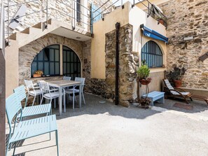 Outdoor dining - Nice apartment in villa for 3 guests with WIFI, pets allowed and panoramic view (San Bartolomeo Al Mare)