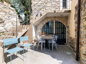 Outdoor dining - Cosy apartment in villa for 4 guests with WIFI, terrace, pets allowed and panoramic view (San Bartolomeo Al Mare)