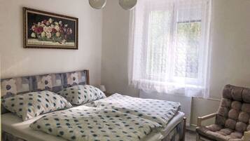 Travel crib, free WiFi