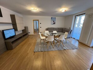 Interior - Beautiful apartment for 5 guests with WIFI, TV and terrace (Campitello Di Fassa)