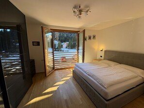 Room - Beautiful apartment for 5 guests with WIFI, TV and terrace (Campitello Di Fassa)