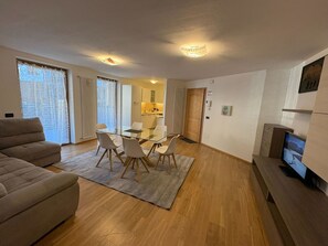 Living area - Beautiful apartment for 5 guests with WIFI, TV and terrace (Campitello Di Fassa)