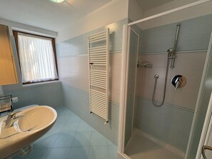 Bathroom - Beautiful apartment for 5 guests with WIFI, TV and terrace (Campitello Di Fassa)