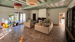 Uma sala de estar ampla com lareira, sofás e televisão.