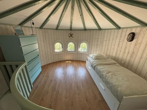 5 bedrooms, iron/ironing board, WiFi, bed sheets