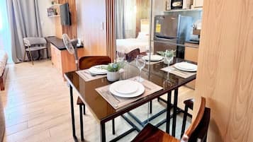 Comfort-Studio, Balkon, Stadtblick | Essbereich im Zimmer