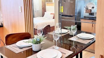 Comfort-Studio, Balkon, Stadtblick | Essbereich im Zimmer