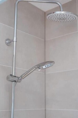 Shower, hair dryer, towels, soap - 03 - Deichraum Neuwied Apartments (Neuwied)