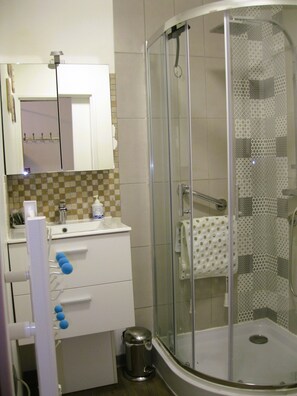 Shower, hair dryer, towels