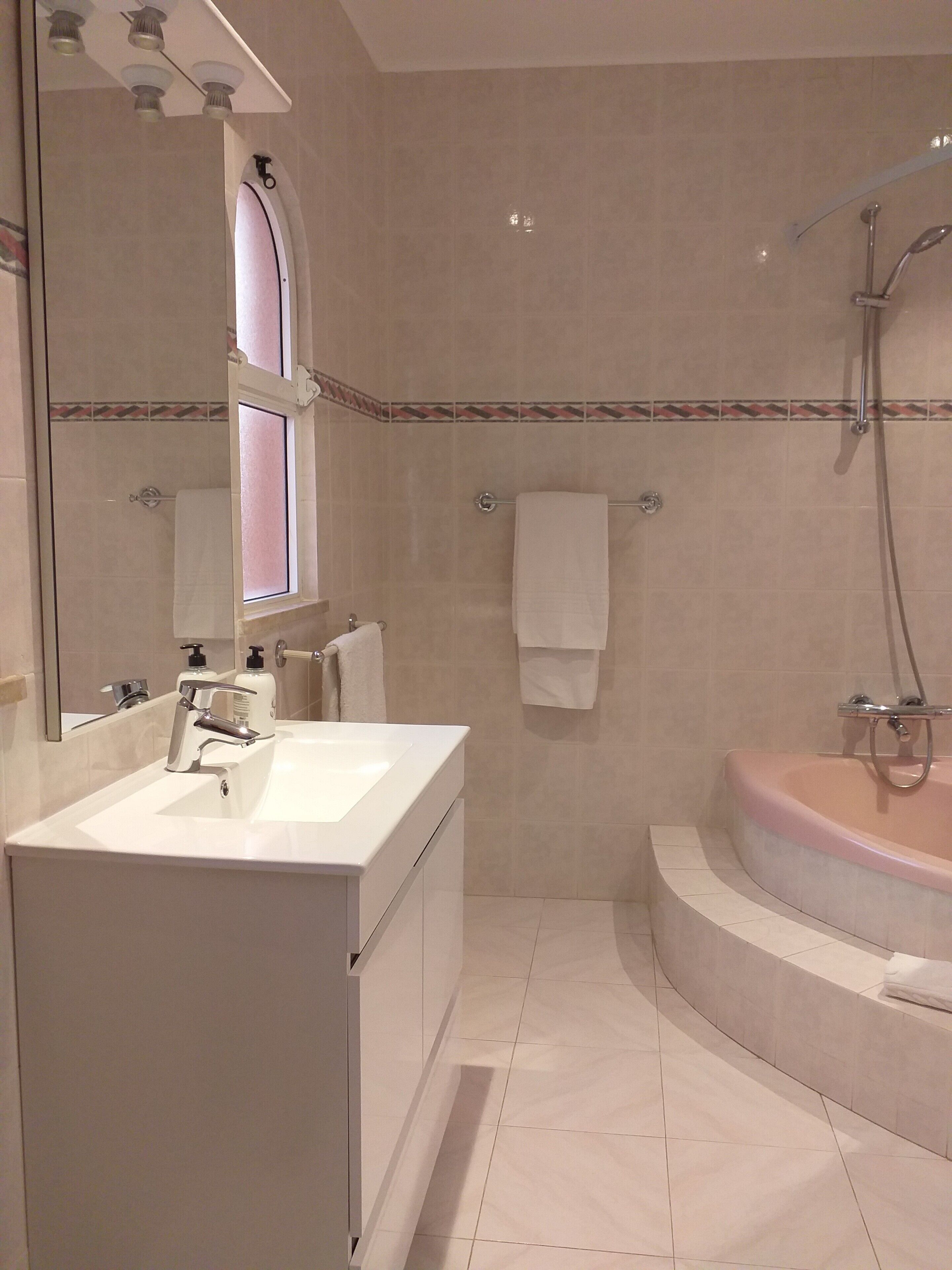 Dusche, Haartrockner, Handtücher