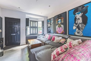 Living area - Spacious 2BDR Home w WiFi Garden Sleeps 4 (Twickenham)
