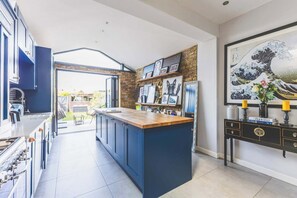 Private kitchen - Spacious 2BDR Home w WiFi Garden Sleeps 4 (Twickenham)