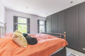 Bügeleisen/Bügelbrett, Reisekinderbett, Internetzugang, Bettwäsche