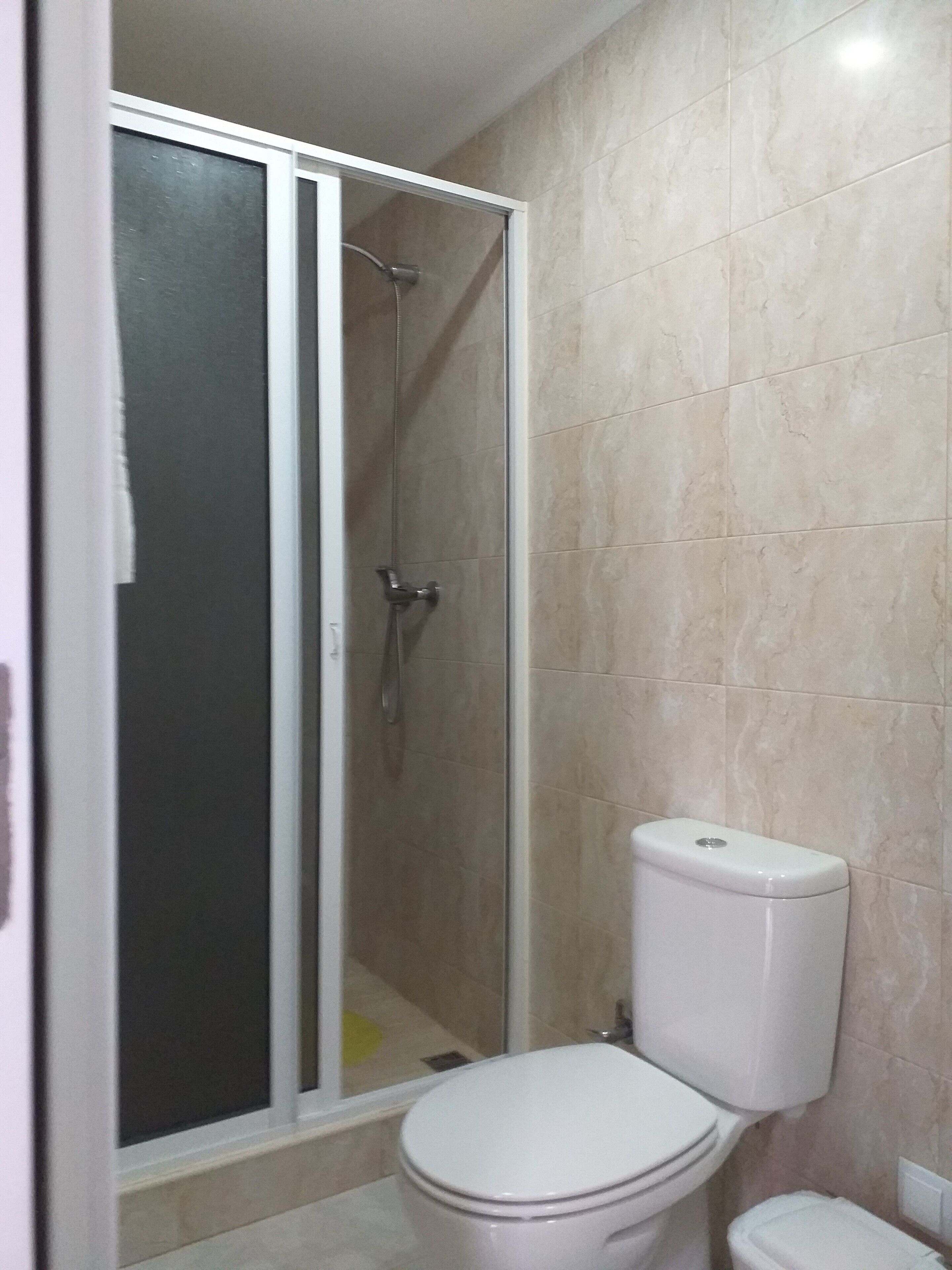 Douche, sèche-cheveux, serviettes fournies
