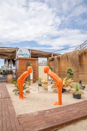 Private beach, white sand, beach bar - one lıfe stone (Ayvalık)