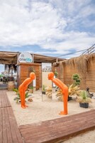 Privat strand, vit sandstrand och strandbarer