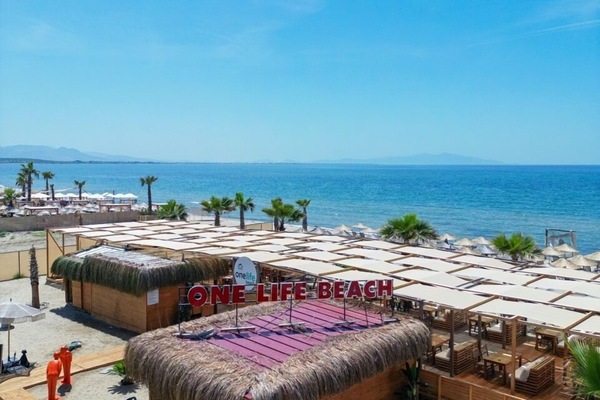 Playa privada, arena blanca, bar en la playa