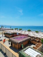 Privat strand, vit sandstrand och strandbarer