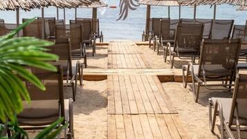 Pantai pribadi, pasir putih, dan bar pantai