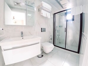 Standard-Dreibettzimmer | Badezimmer | Dusche, Haartrockner, Handtücher, Seife