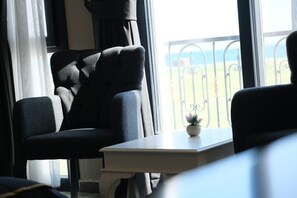 Habitación estándar, balcón, vistas al jardín | Zona de estar