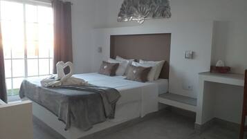 Iron/ironing board, WiFi, bed sheets