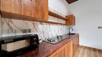 Lemari es besar, microwave, kompor, dan mesin pencuci piring