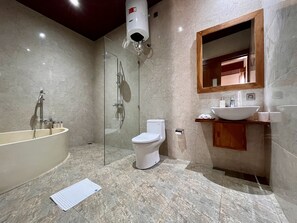 Vila Superior, pemandangan kolam renang | Kamar mandi | Bathtub dan shower terpisah dan perlengkapan mandi gratis