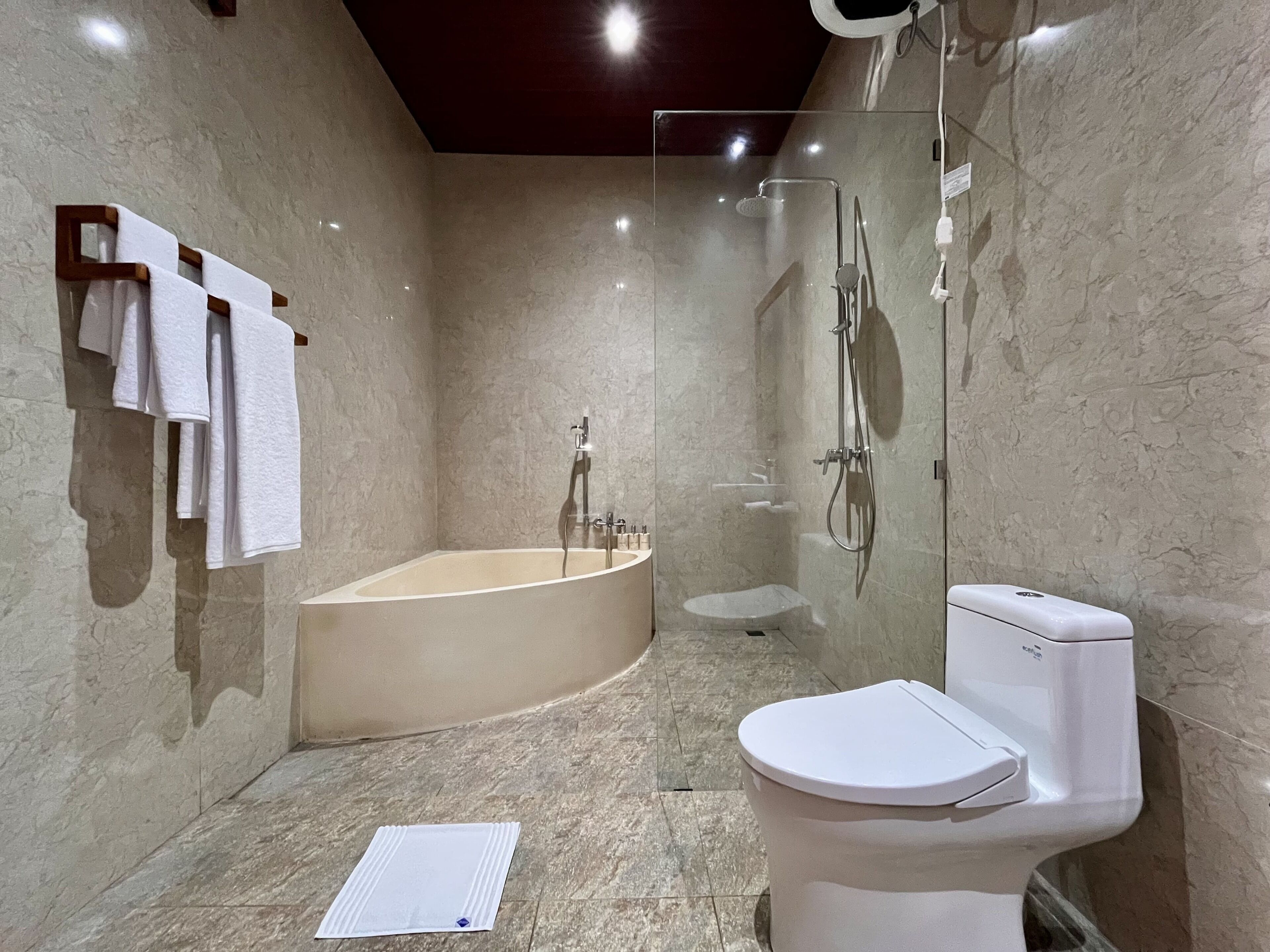 Ein modernes Badezimmer mit Badewanne, Toilette und Dusche.