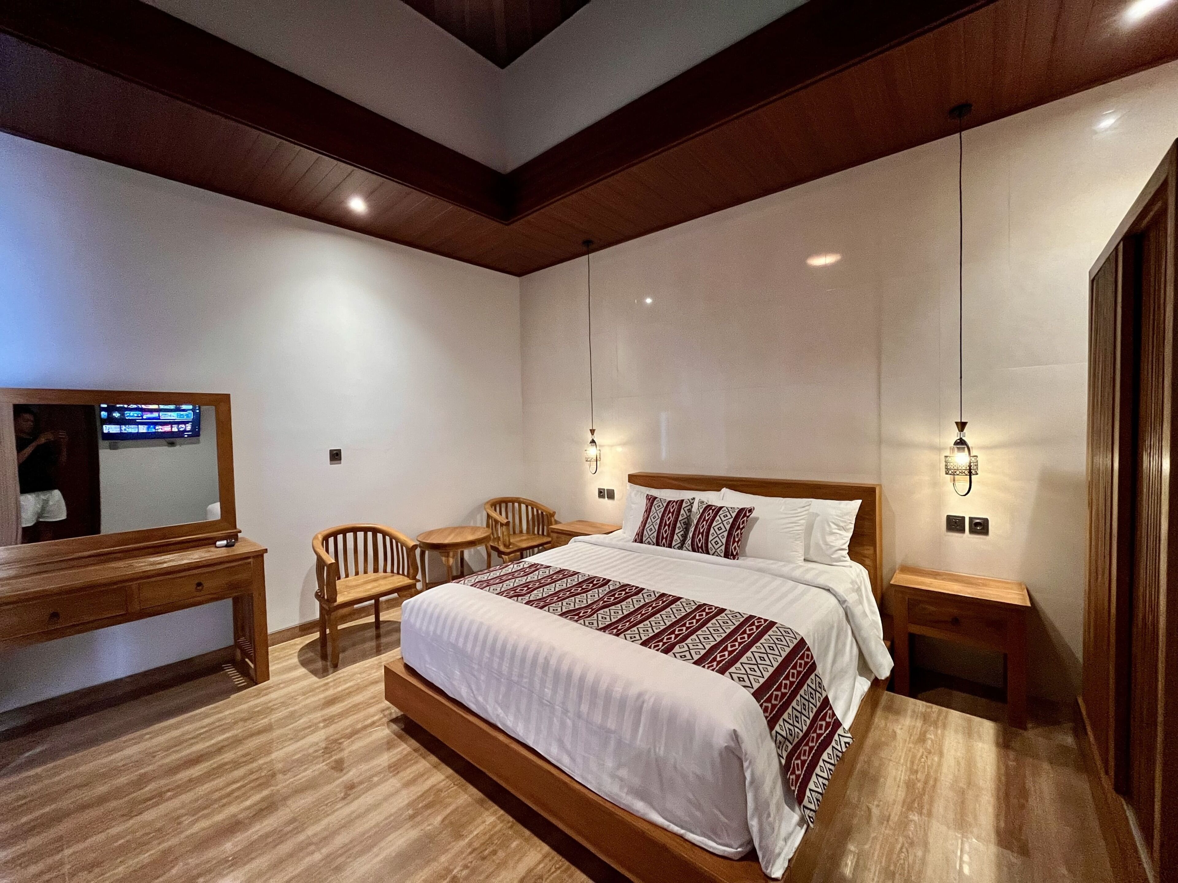 Individually furnished, desk, laptop workspace, free WiFi