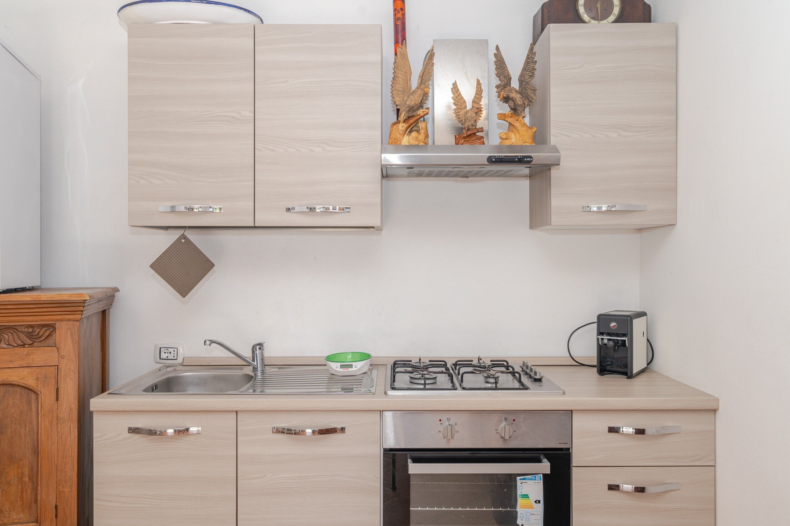 Kühlschrank, Ofen, Herdplatte, Wasserkocher mit Kaffee-/Teezubehör