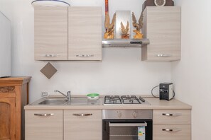 Fridge, oven, stovetop, coffee/tea maker