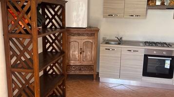 Frigorifero, forno, piano cottura, macchina per tè/caffè