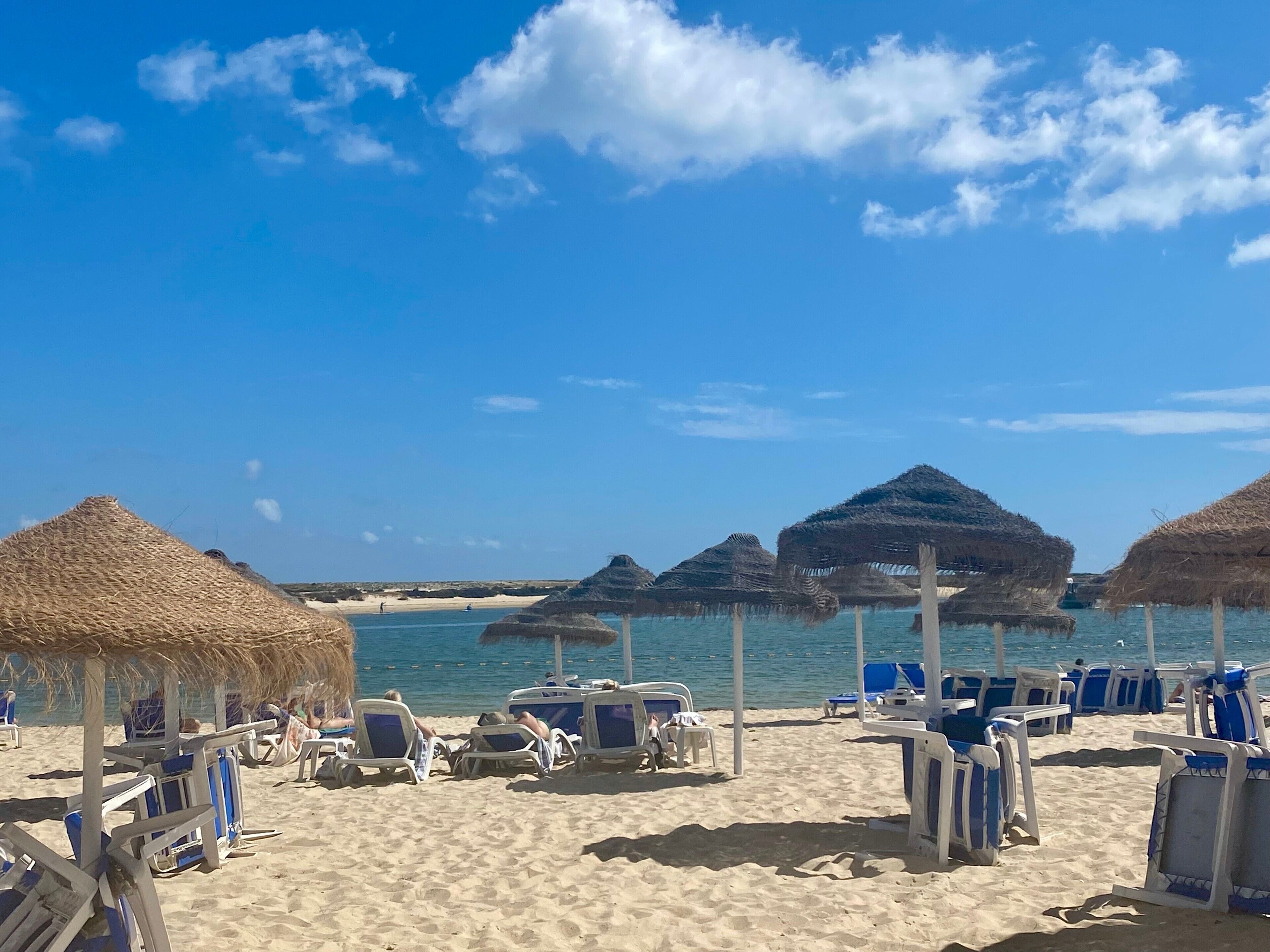 Una spiaggia nelle vicinanze