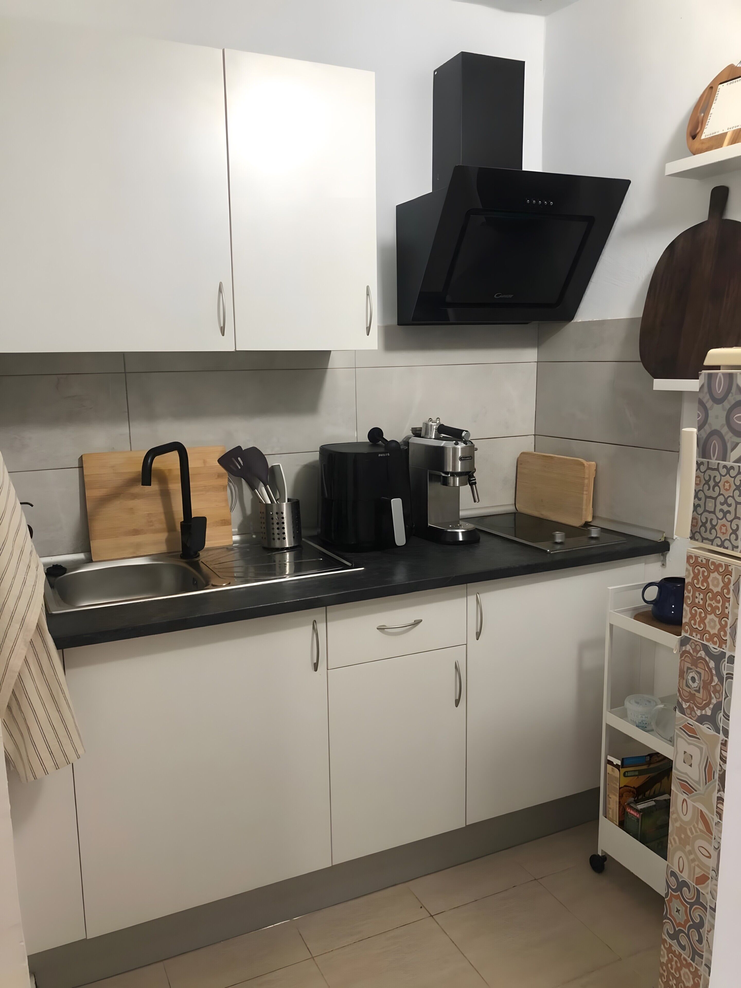 Frigorifero, microonde, piano cottura, macchina per tè/caffè