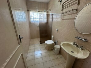 Classic-Doppelzimmer | Badezimmer | Dusche, Handtücher, Seife, Toilettenpapier