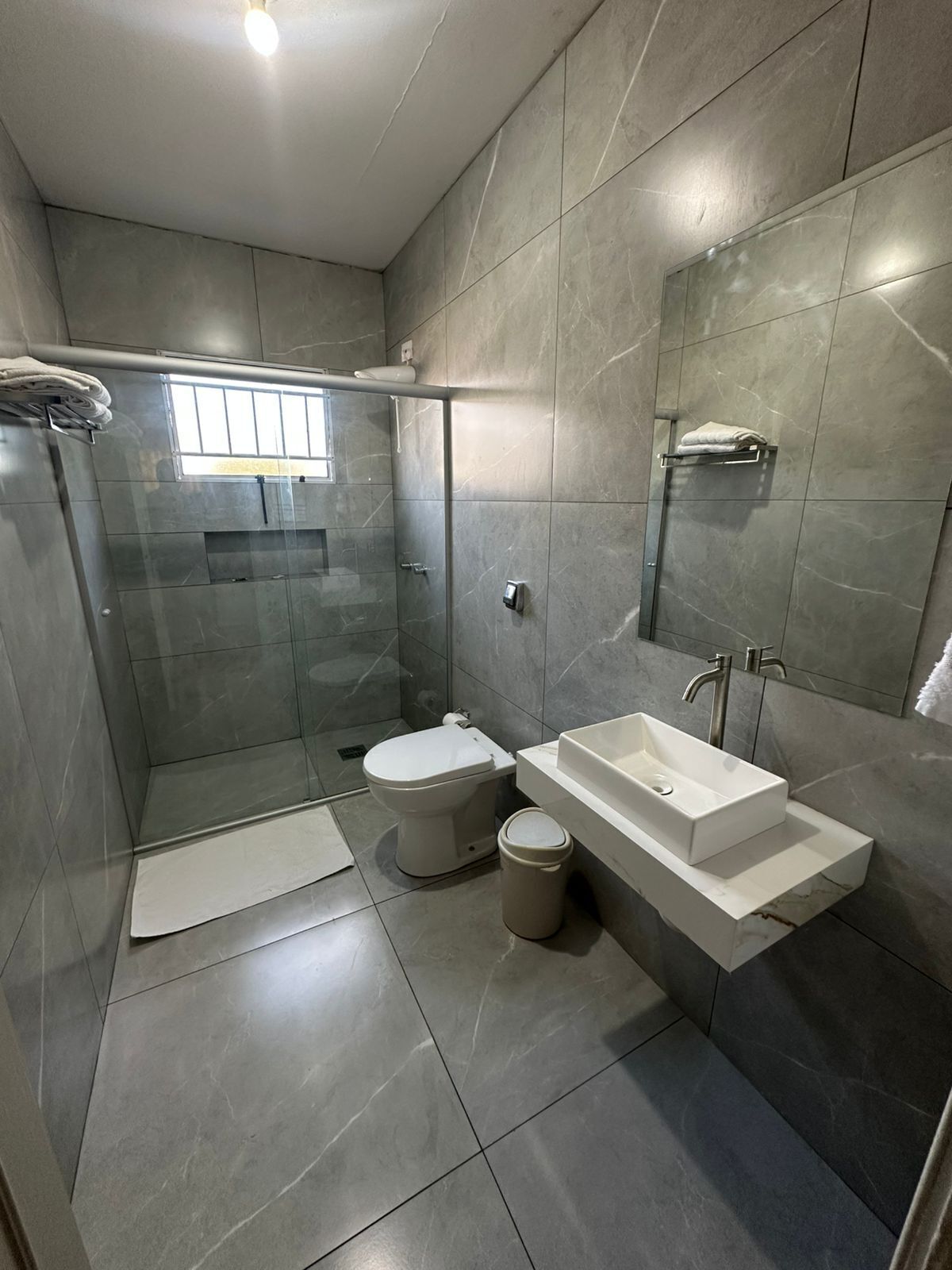 Comfort-værelse til 4 personer | Badeværelse | Bruser, håndklæder, Sæbe, Toiletpapir