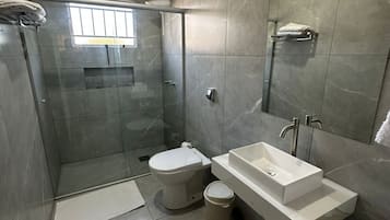 Comfort-værelse til 4 personer | Badeværelse | Bruser, håndklæder, Sæbe, Toiletpapir