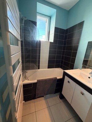 Bathroom - Vrbo Property (Nantes)