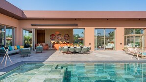 A modern house with a swimming pool, outdoor seating, and a dining area. - Villa Cyrine (Marrakech)