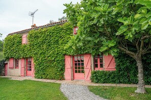 Exterior - Large nature gite with indoor pool and fishing, charm and authenticity (Saint-Christophe-du-Ligneron)