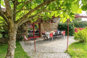 Outdoor dining - Large nature gite with indoor pool and fishing, charm and authenticity (Saint-Christophe-du-Ligneron)